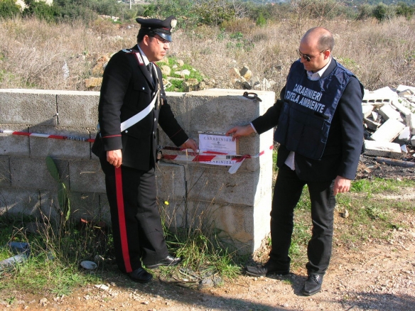 Discarica abusiva sequestrata in mezzo agli ulivi.